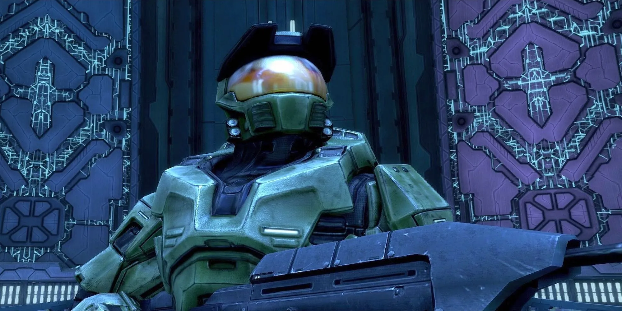 Cận cảnh Master Chief nhìn lên trong Halo: Combat Evolved Anniversary, thể hiện đồ họa nâng cấp so với bản gốc.