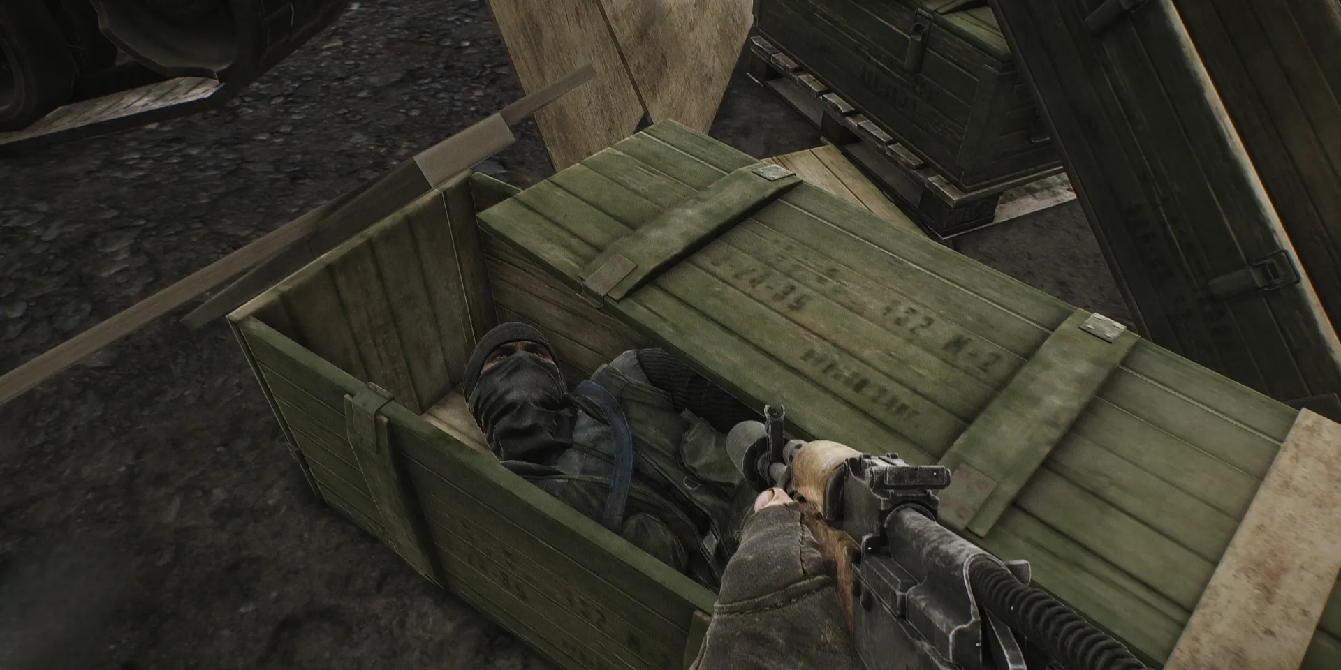 Cảnh loot đồ và môi trường chi tiết trong game bắn súng sinh tồn Escape From Tarkov