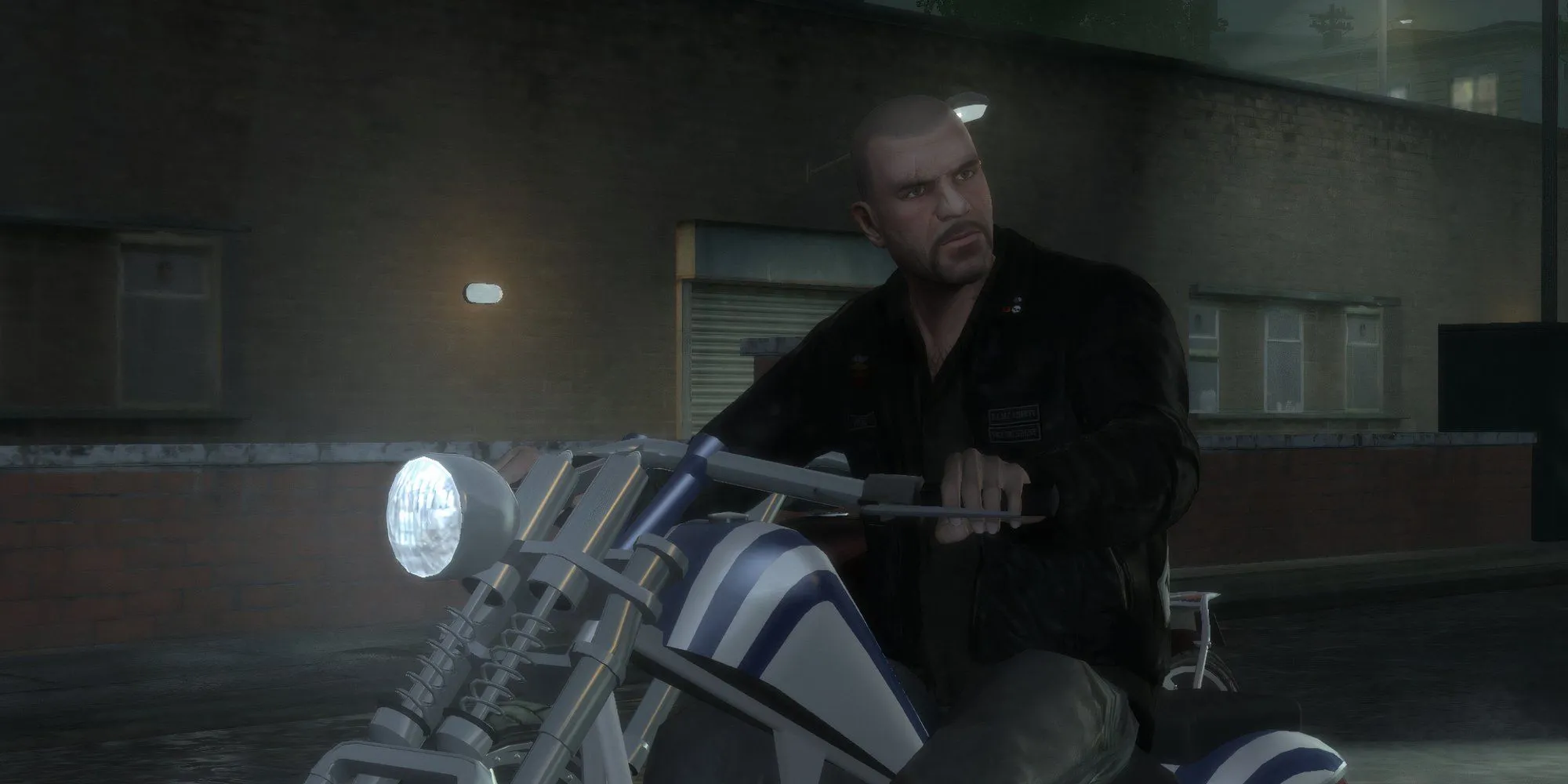 Johnny Klebitz trong GTA 4 The Lost and Damned đang lái xe ban đêm