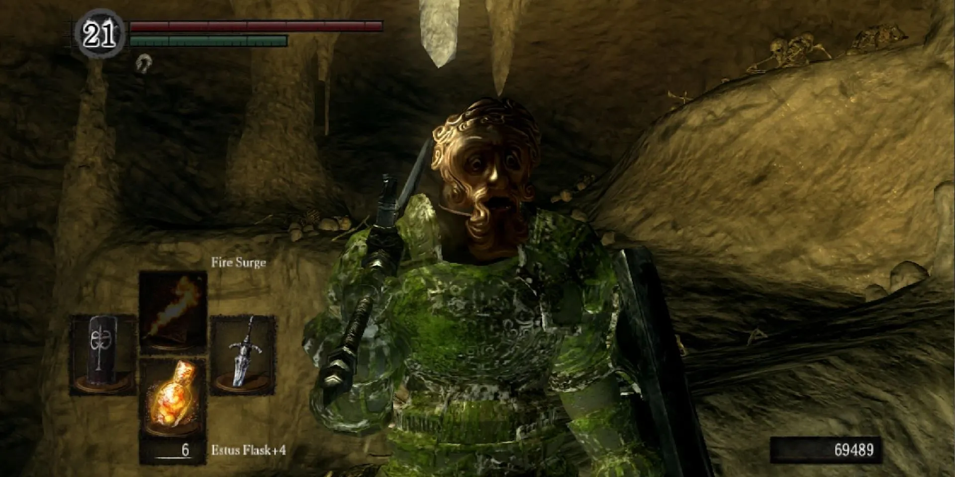 Mặt nạ Father trong Dark Souls trên người nhân vật, một trong những cosmetic dị nhất