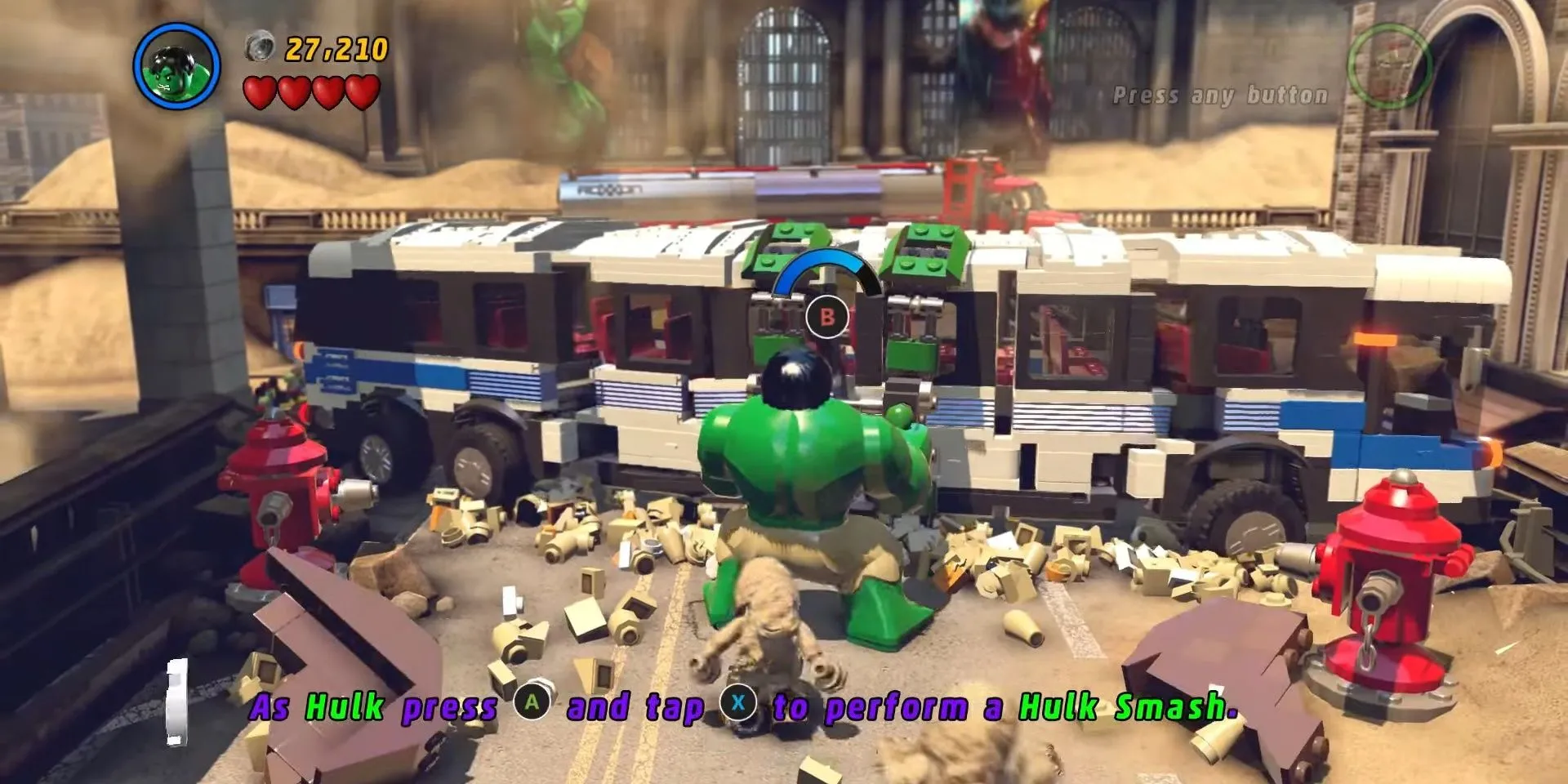 Người khổng lồ xanh Hulk phá tan chiếc xe buýt trong game LEGO Marvel Super Heroes.