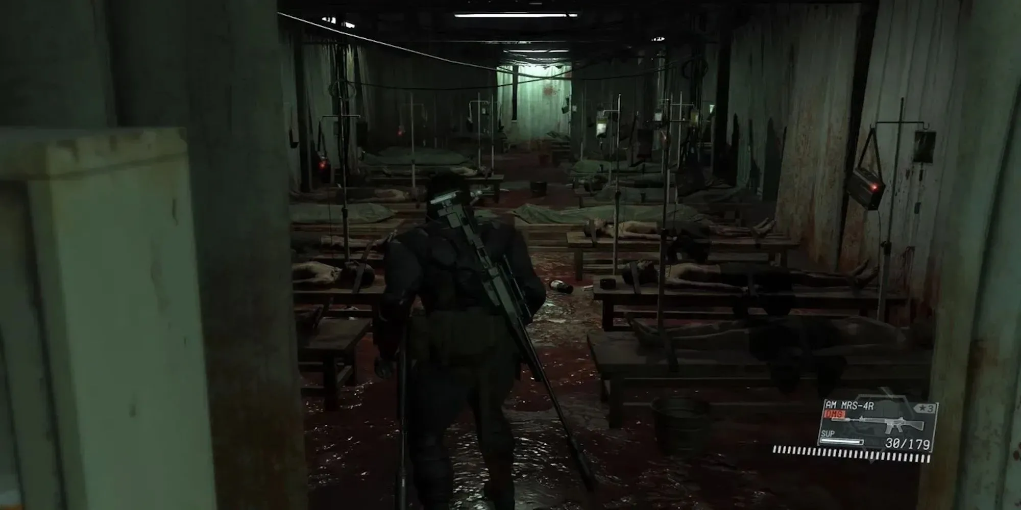 Nhân vật Snake sử dụng súng bắn tỉa trong nhiệm vụ tàng hình Metal Gear Solid V The Phantom Pain