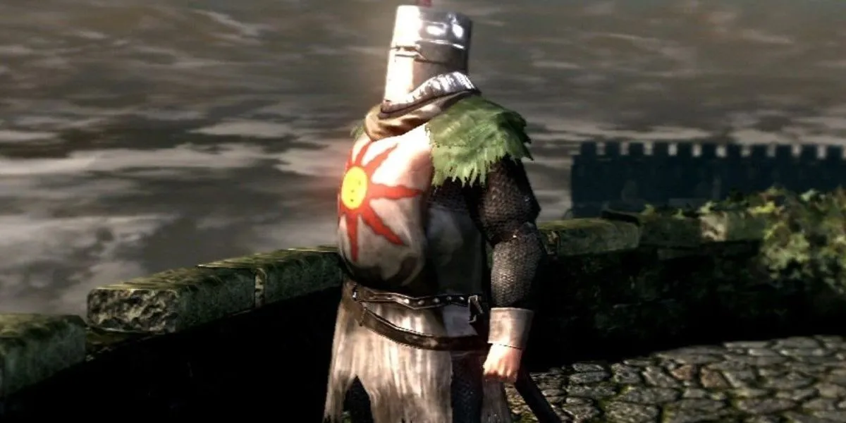 Solaire of Astora nhìn ra xa trong Dark Souls, biểu tượng của lòng trung thành và sự hy vọng
