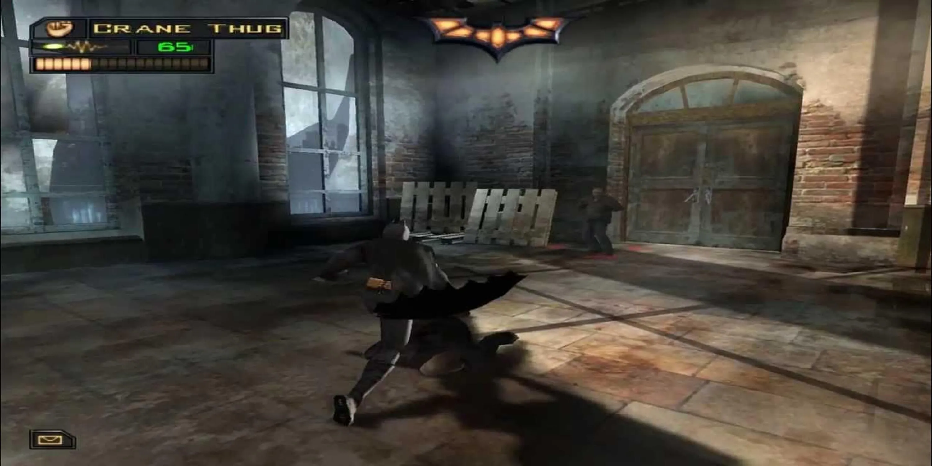Batman gieo rắc nỗi sợ hãi cho tội phạm trong game Batman Begins, tái hiện cơ chế tâm lý và stealth đỉnh cao.