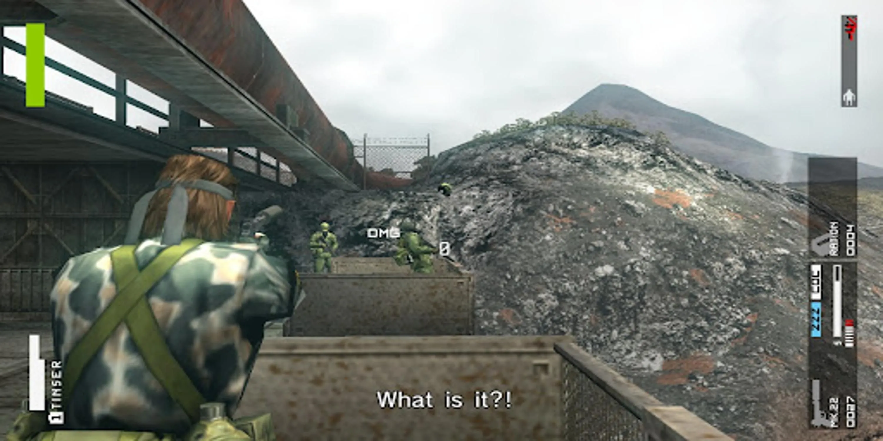 Big Boss (Snake) nhắm súng vào kẻ thù trong Metal Gear Solid: Peace Walker, minh họa chất lượng đồ họa và gameplay ẩn nấp tinh tế trên PSP