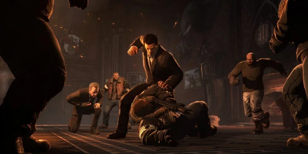 Bruce Wayne (Batman) và Alfred trong một phân cảnh chiến đấu kịch tính của Batman: Arkham Origins, tái hiện giai đoạn đầu sự nghiệp Người Dơi.