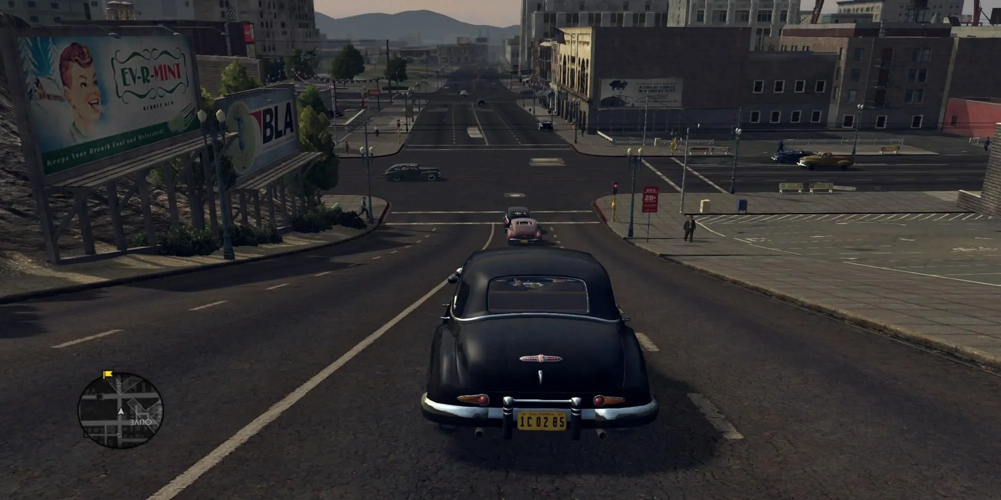 Cảnh sát Cole Phelps điều khiển xe trong một con phố sầm uất của Los Angeles thập niên 1940 trong L.A. Noire