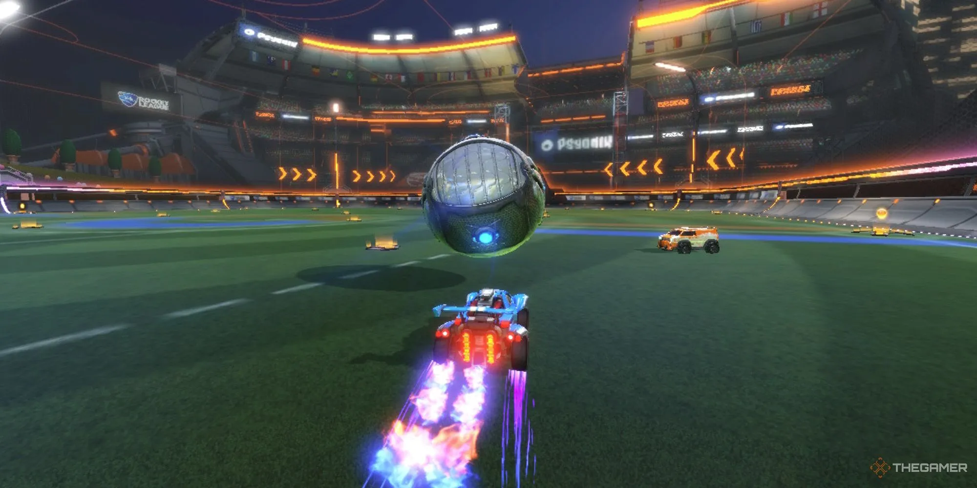 Chiếc xe tăng tốc bay đến quả bóng trong trận đấu sôi động của Rocket League