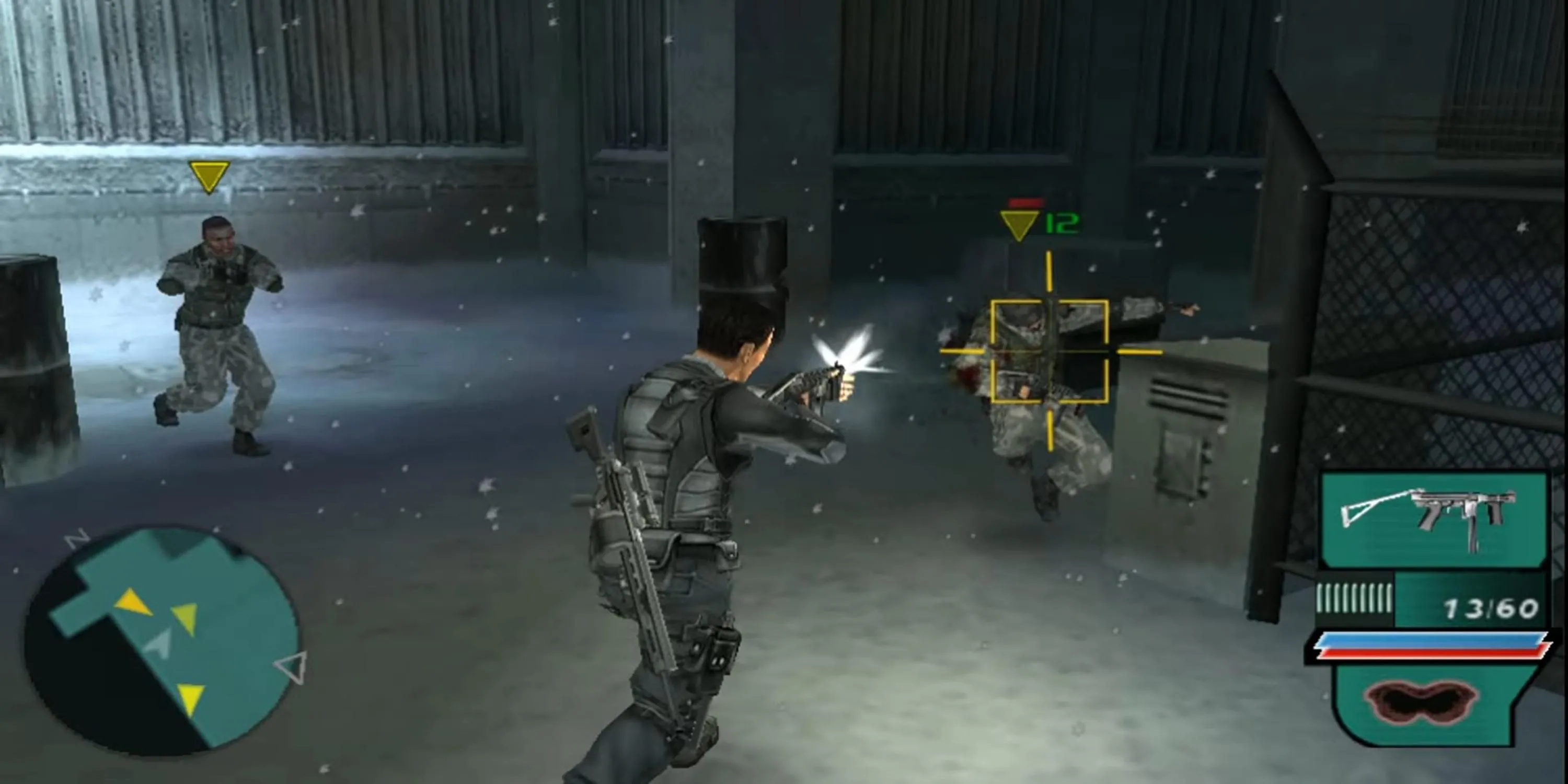 Gabe Logan âm thầm tấn công kẻ thù bằng súng có gắn giảm thanh trong Syphon Filter: Dark Mirror, thể hiện gameplay hành động lén lút