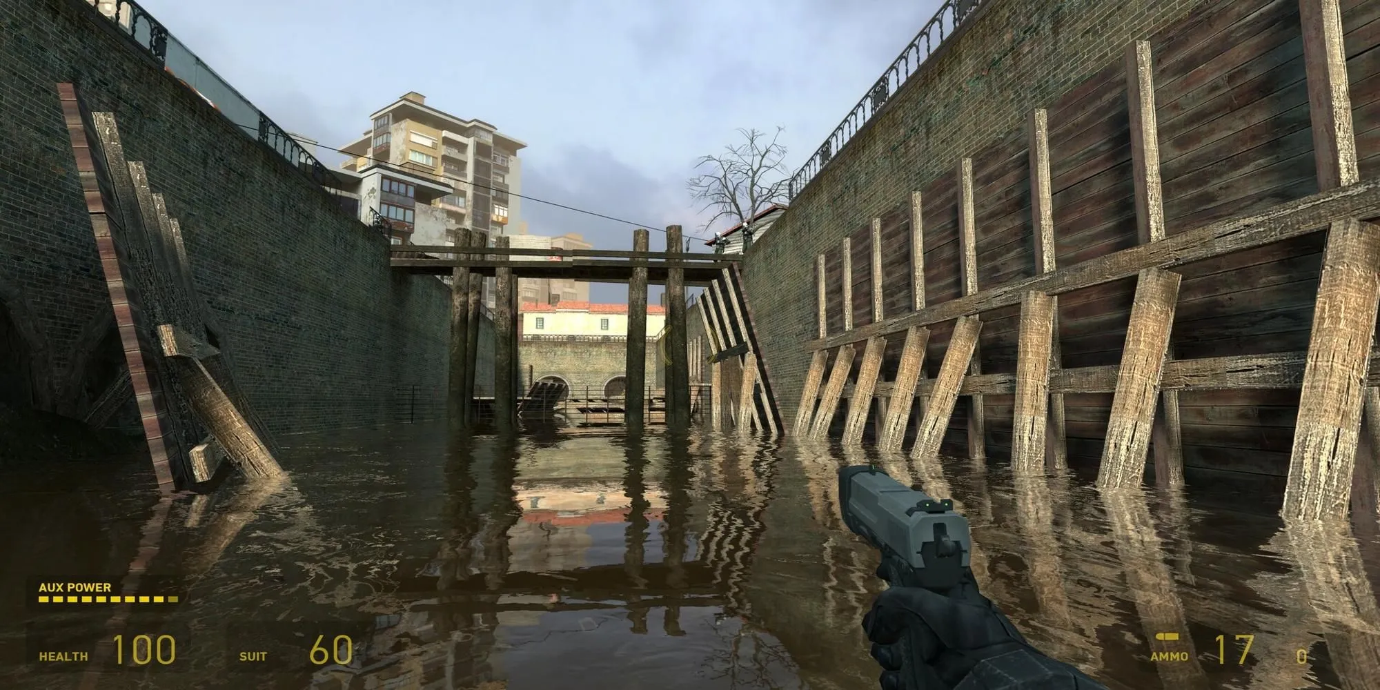 Gordon Freeman vượt qua môi trường ngập nước, sử dụng súng lục trong Half-Life 2, thể hiện sự tương tác vật lý đột phá