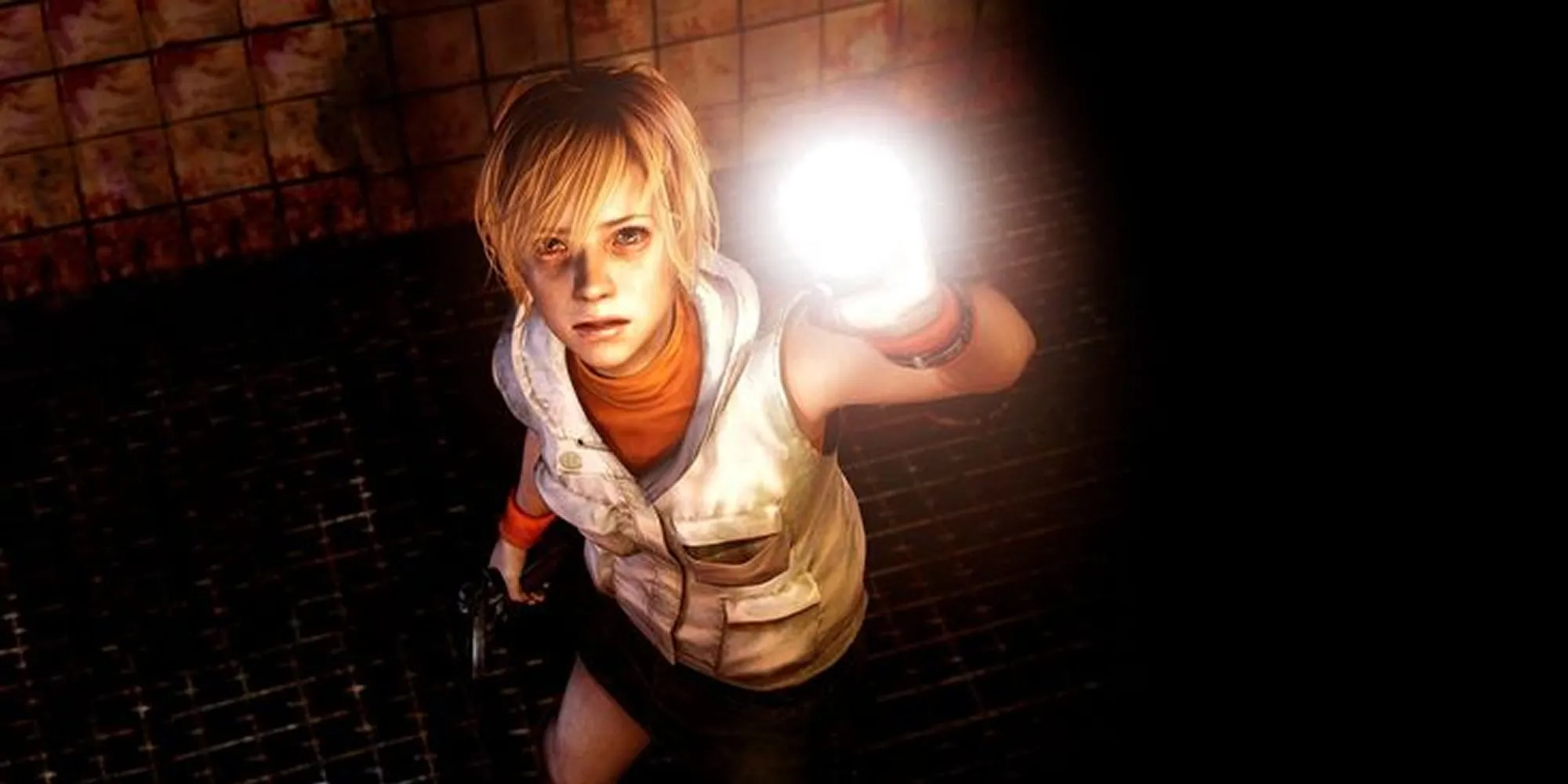 Heather Mason rọi đèn pin trong Silent Hill 3, thể hiện sự cảnh giác và khả năng tự vệ của nữ thiếu niên