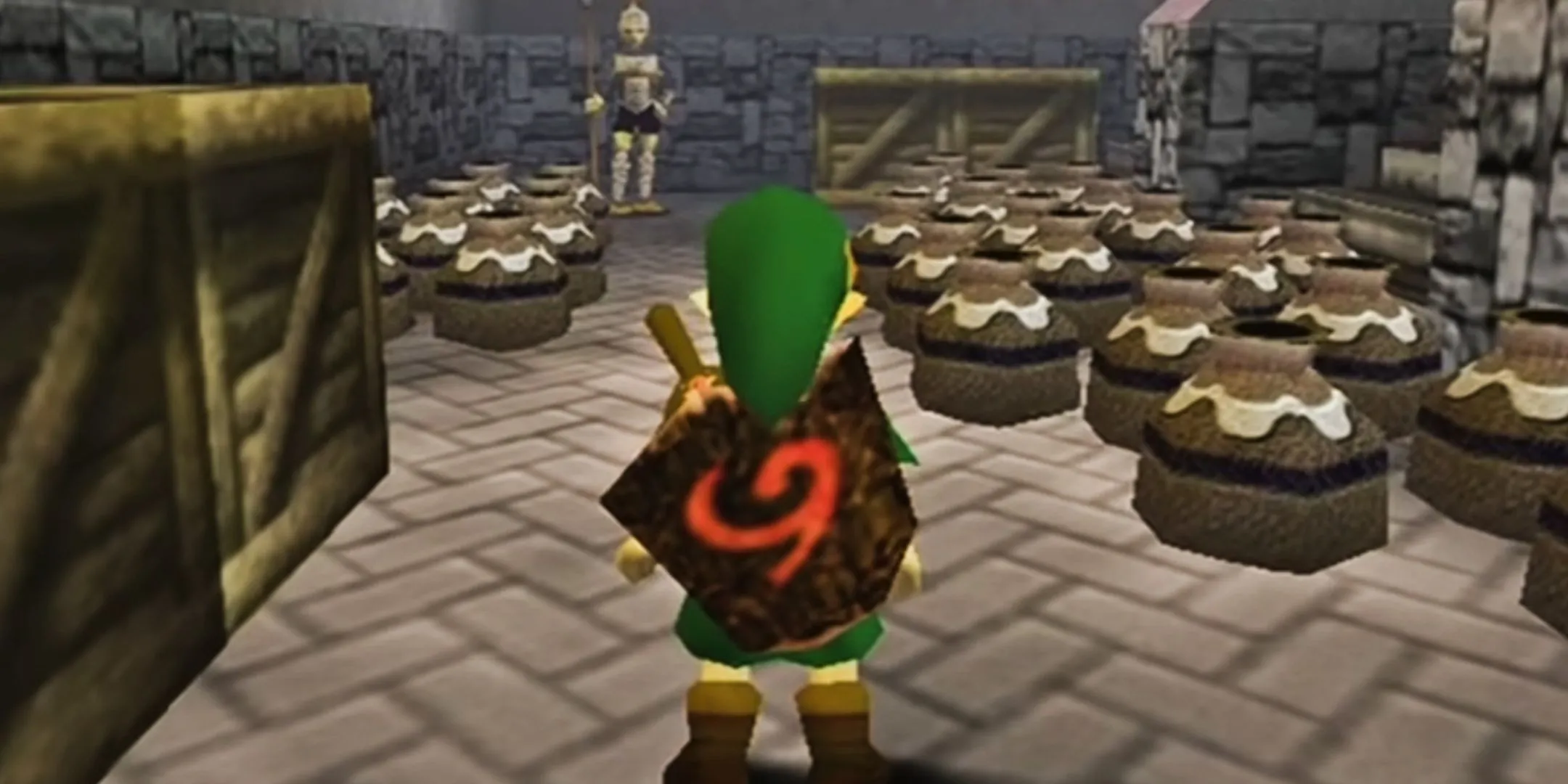 Link đứng giữa đống niêu và đồ vật, chuẩn bị 'thu gom' rupees trong Ocarina of Time.