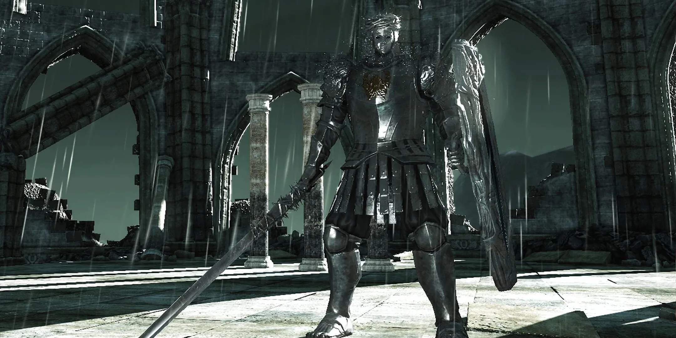 Looking Glass Knight đứng uy nghi trong đấu trường mưa trong Dark Souls 2, một trong những boss gây tranh cãi nhưng độc đáo của game.