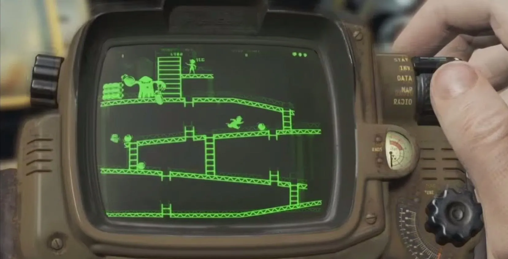 Minigame Red Menace trên Pip-Boy của nhân vật chính trong Fallout 4, tái hiện lối chơi Donkey Kong