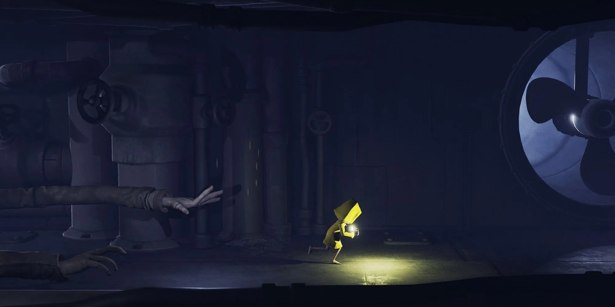 Mono và Six đang chạy trốn khỏi sinh vật đáng sợ trong thế giới u ám của Little Nightmares 2