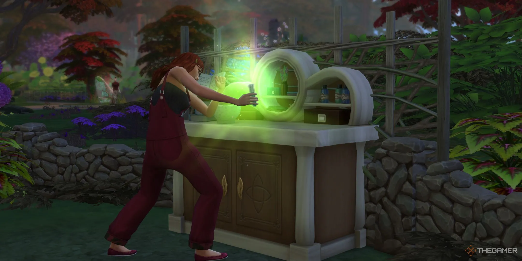 Một Sim đang pha chế thuốc tại bàn luyện kim, sử dụng kỹ năng Apothecary mới trong The Sims 4 Enchanted By Nature