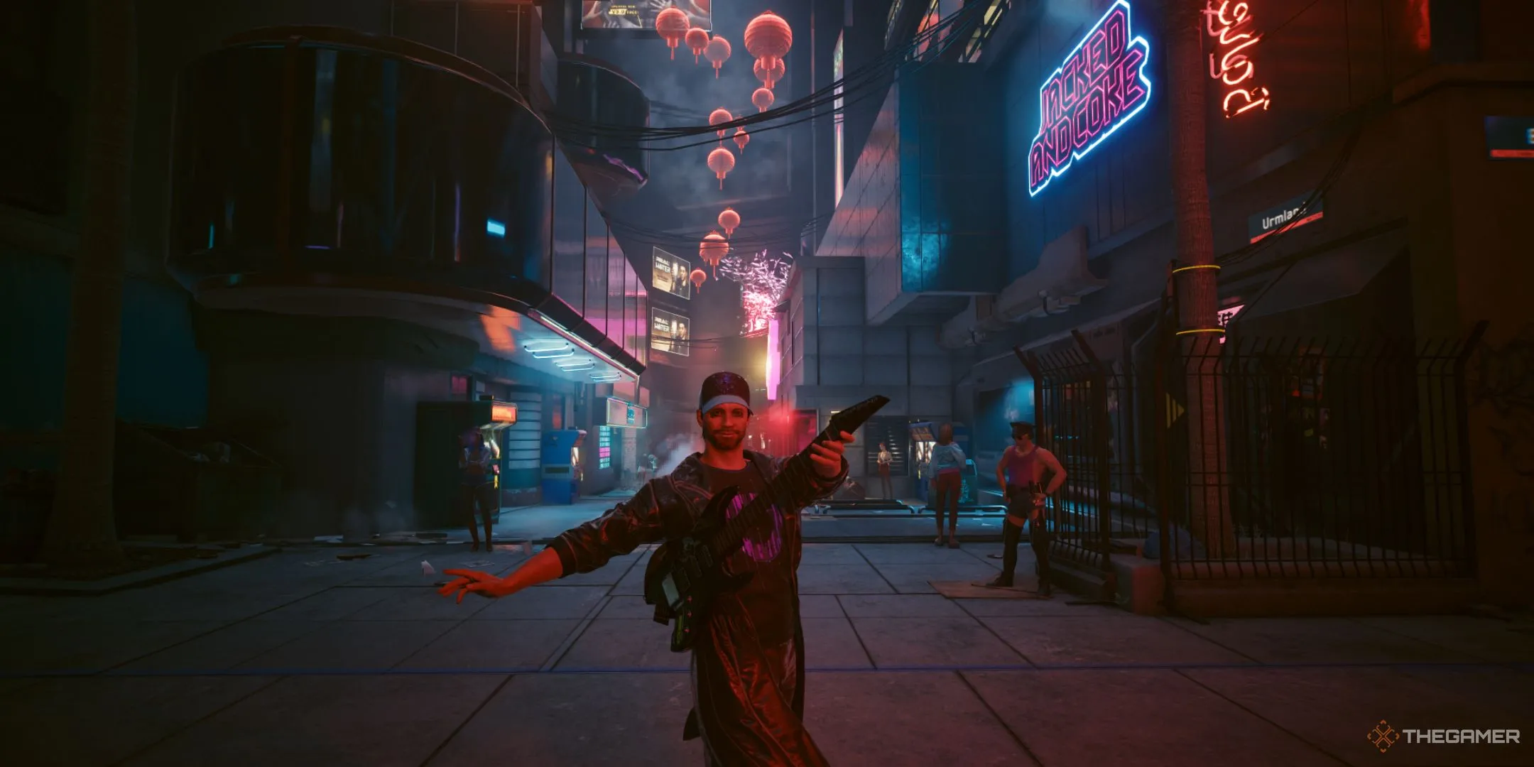 Nhân vật V với cây đàn guitar giữa con hẻm đầy ánh đèn neon rực rỡ của Night City trong Cyberpunk 2077.
