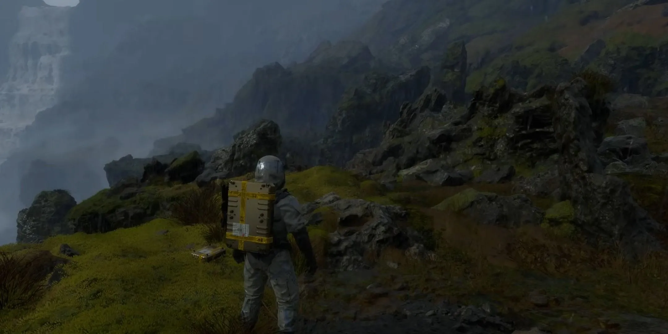 Sam Porter Bridges cẩn trọng di chuyển qua địa hình hiểm trở trong Death Stranding.