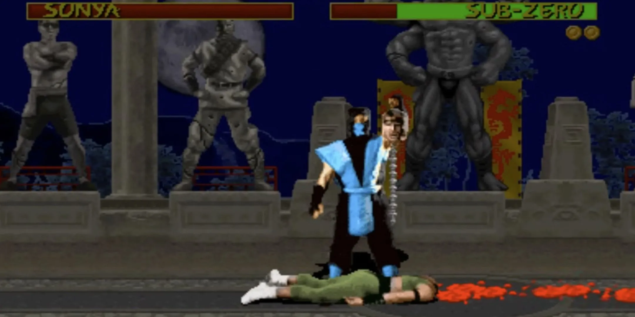 Sub-Zero tung chiêu Fatality kinh điển trong game Mortal Kombat đời đầu.