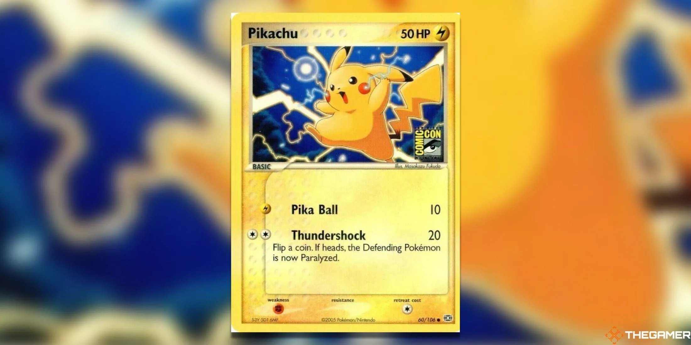 Thẻ bài Pikachu 60/106 từ SDCC 2005 trong Pokemon TCG, trông giống một thẻ thông thường nhưng có logo San Diego Comic Con ẩn, thể hiện độ hiếm