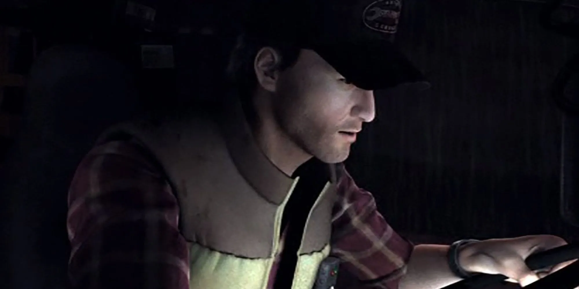 Travis Grady đang kiểm tra vật thể trong Silent Hill Origins, phản ánh sự kiên trì và lòng dũng cảm của người vận chuyển