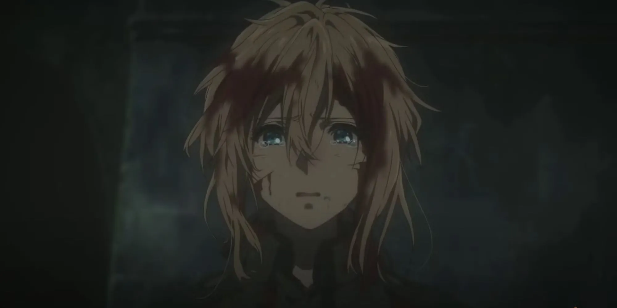 Cô gái búp bê tự động Violet Evergarden trong bộ quân phục, đang học cách hiểu và thể hiện cảm xúc qua những bức thư.