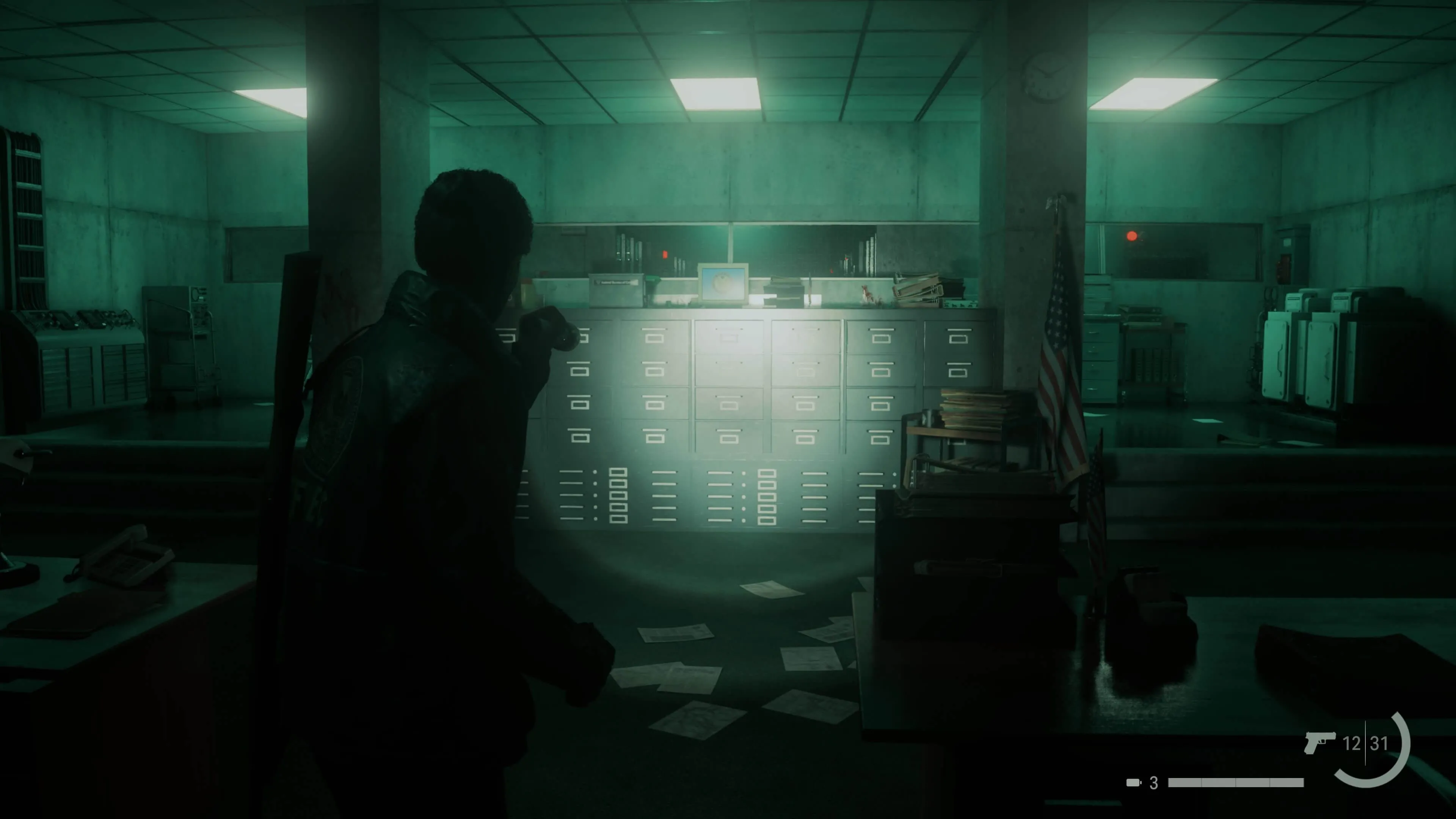 Hình ảnh từ Alan Wake 2 (liên quan đến Control) cho thấy một trung tâm điều khiển với máy tính bị khóa, ánh sáng xanh mờ ảo, gợi không khí bí ẩn và công nghệ.