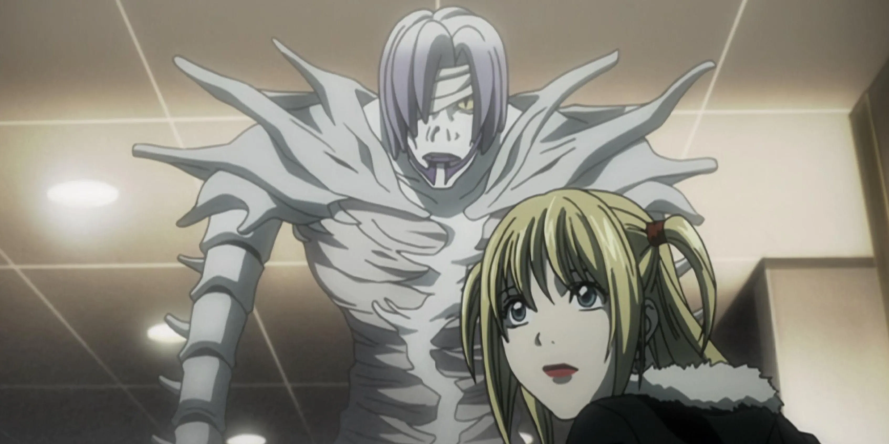 Misa Amane tươi cười rạng rỡ, ôm Light Yagami