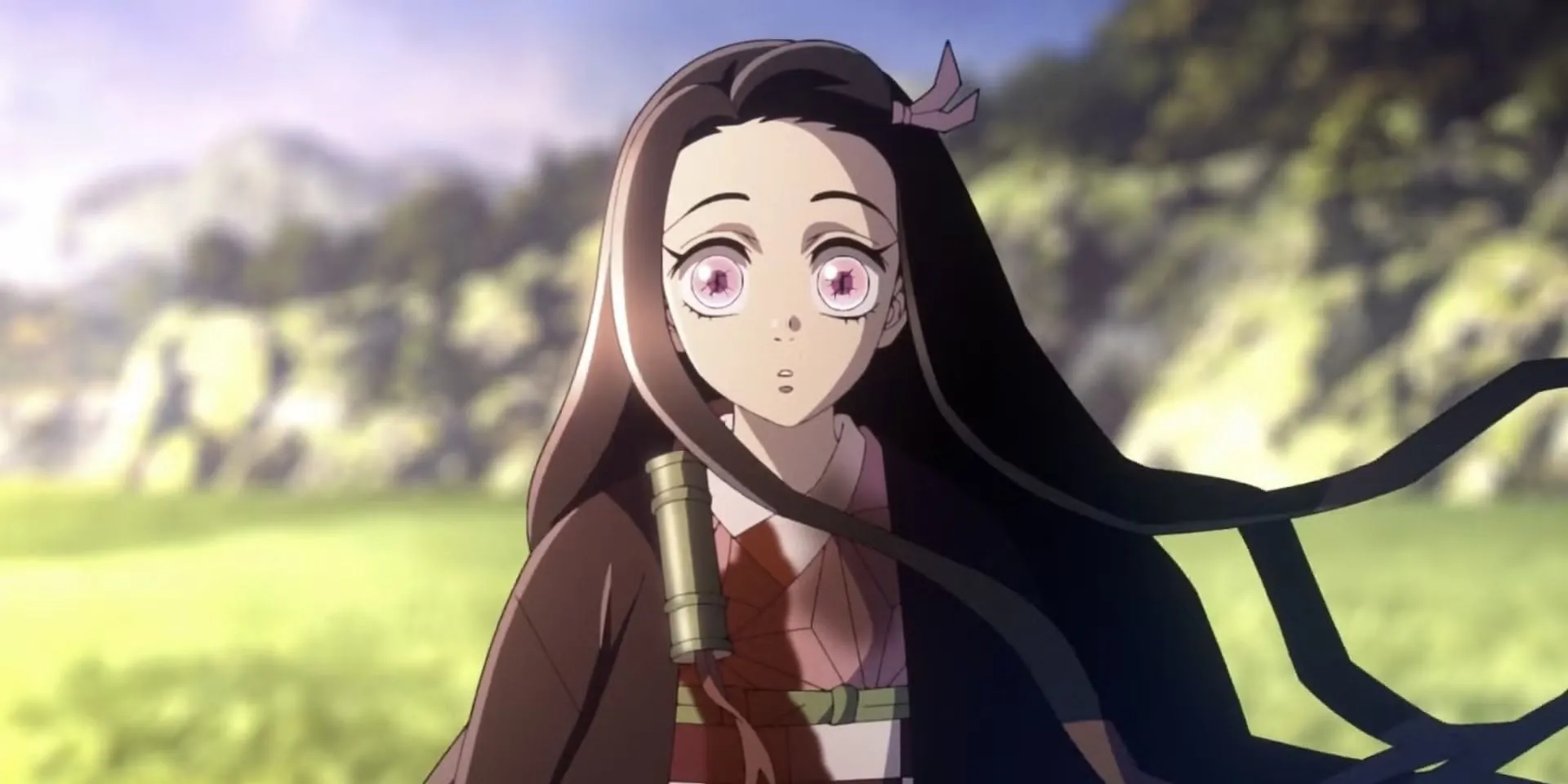 Nezuko ôm những đứa trẻ trong arc Ngôi Nhà Trống, thể hiện sự tận tâm chữa lành bất kể kiệt sức