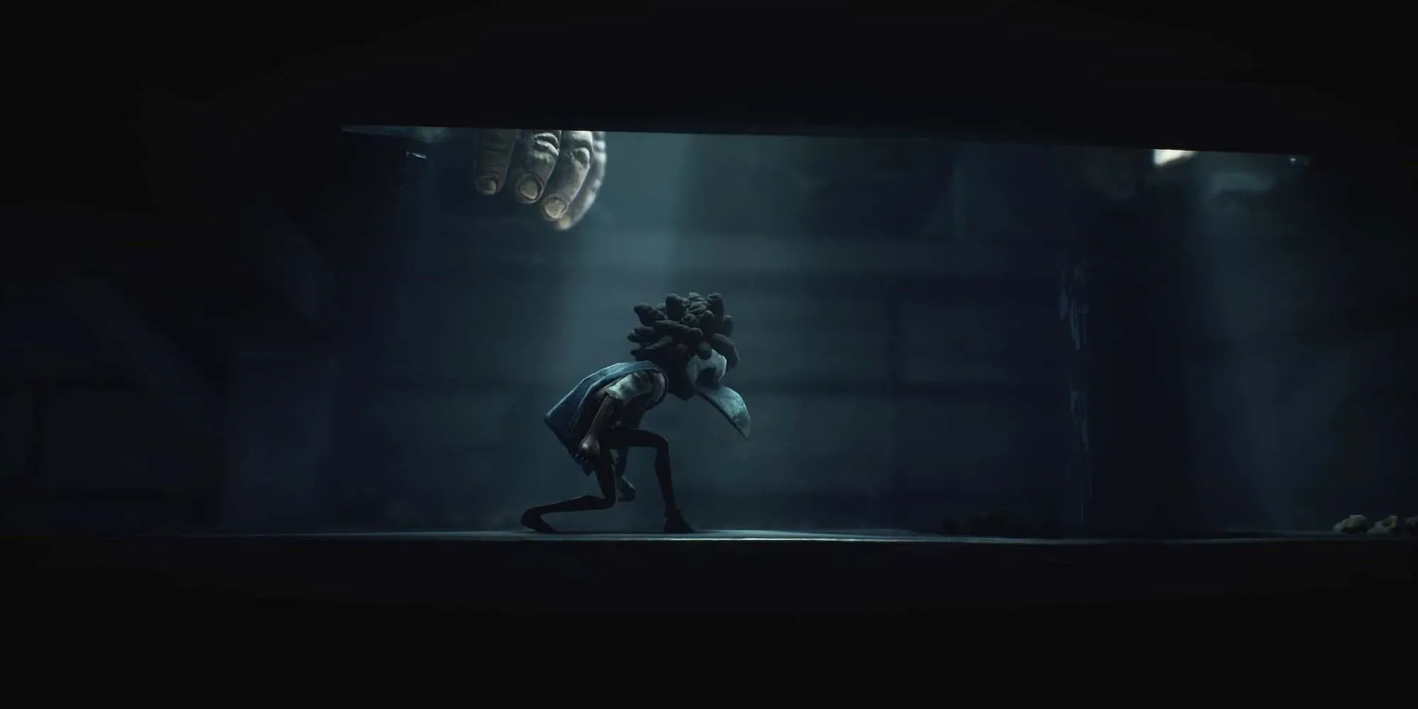 Nhân vật nhỏ bé đang ẩn nấp khỏi một quái vật khổng lồ trong Little Nightmares III, tạo cảm giác áp lực