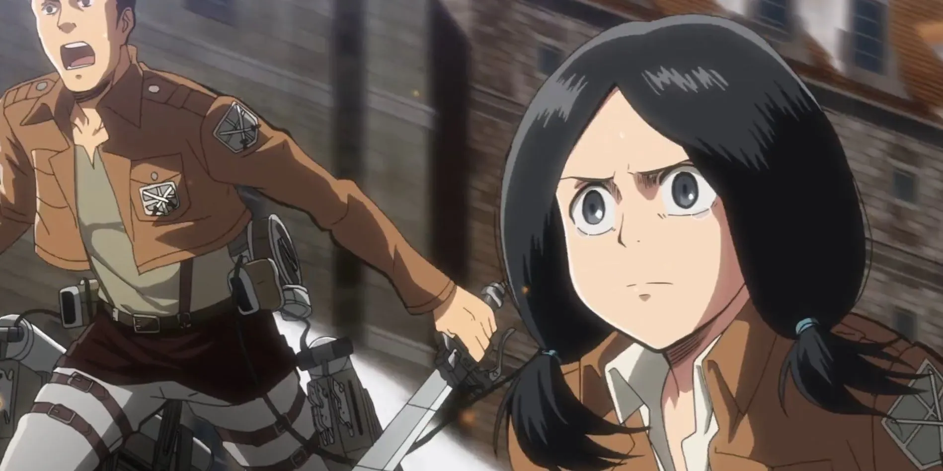 Nữ tân binh Mina Carolina của Quân đoàn Huấn luyện 104 trong Attack on Titan, biểu cảm lo lắng